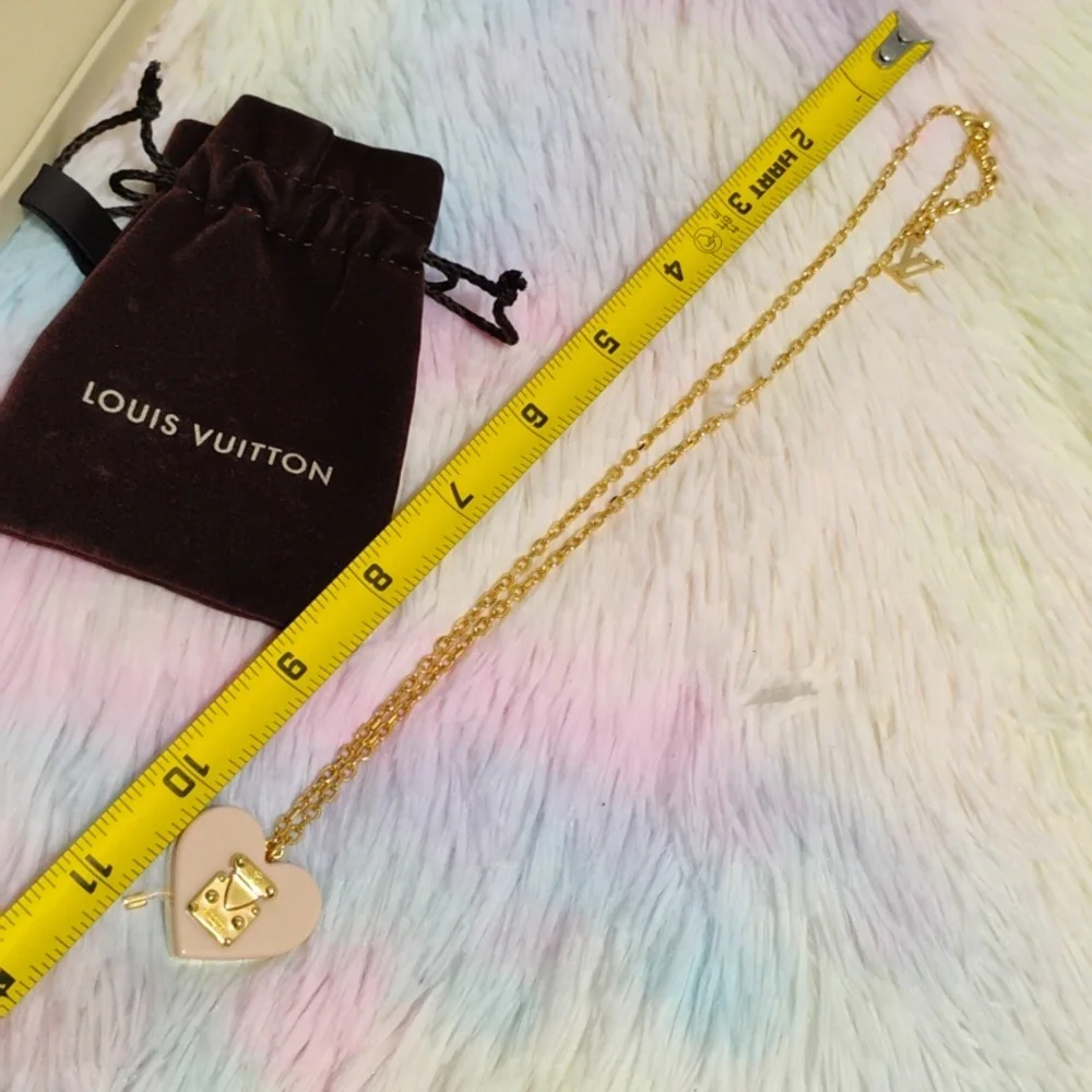 LOUIS VUITTON
Authentic Louis Vuitton
Resin 'Lock Me' Heart Pendant Necklace - Picture 11 of 16